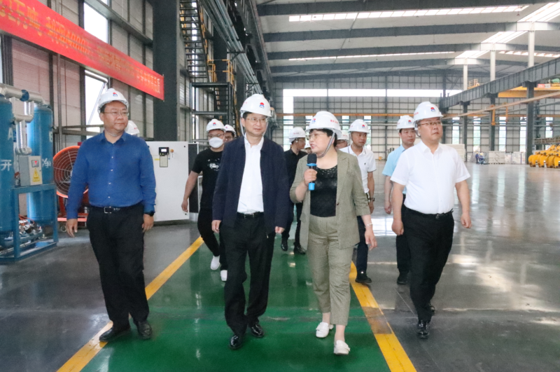 贵阳市政协副主席、清镇市委书记付涛一行到华亿网页版考察