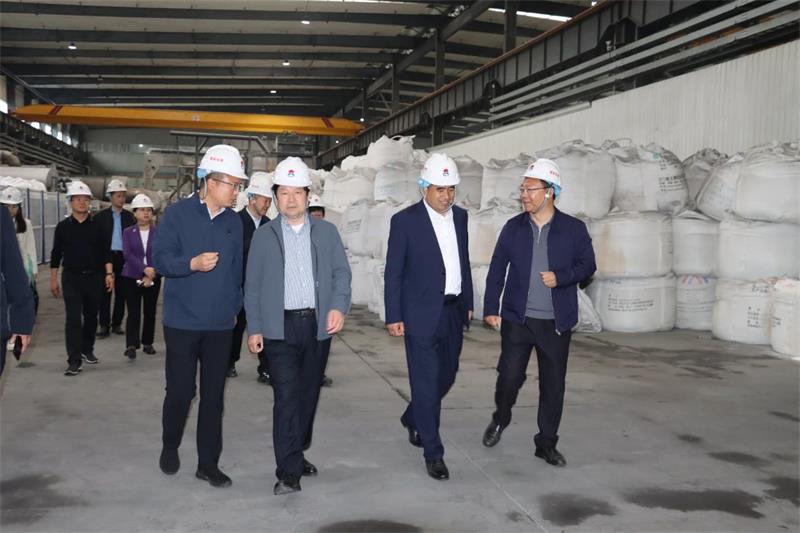 省人大环资委副主任吴忠华带队莅临华亿网页版开展立法调研